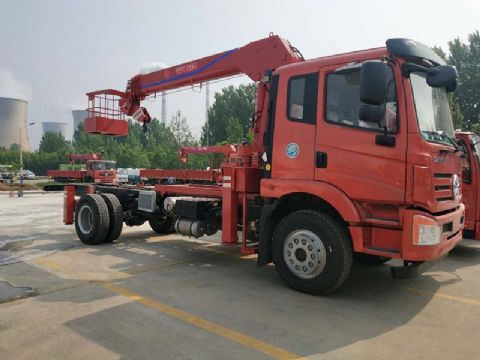 點擊查看詳細信息<br>標題：6.3噸大運隨車吊 閱讀次數：1607